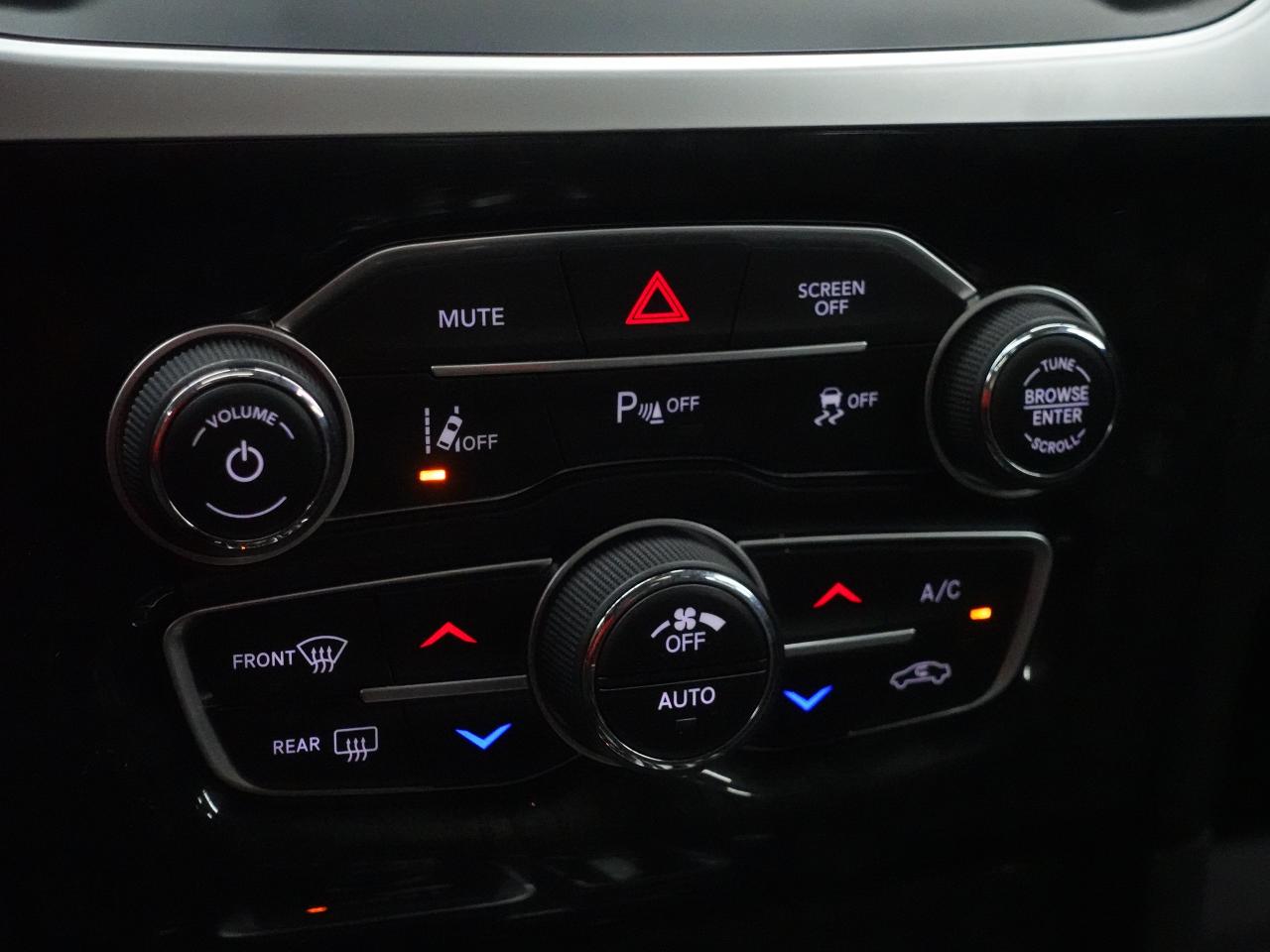 2023 Chrysler 300 TOURING L | AWD | Nav | Leather | Pano roof | BSM