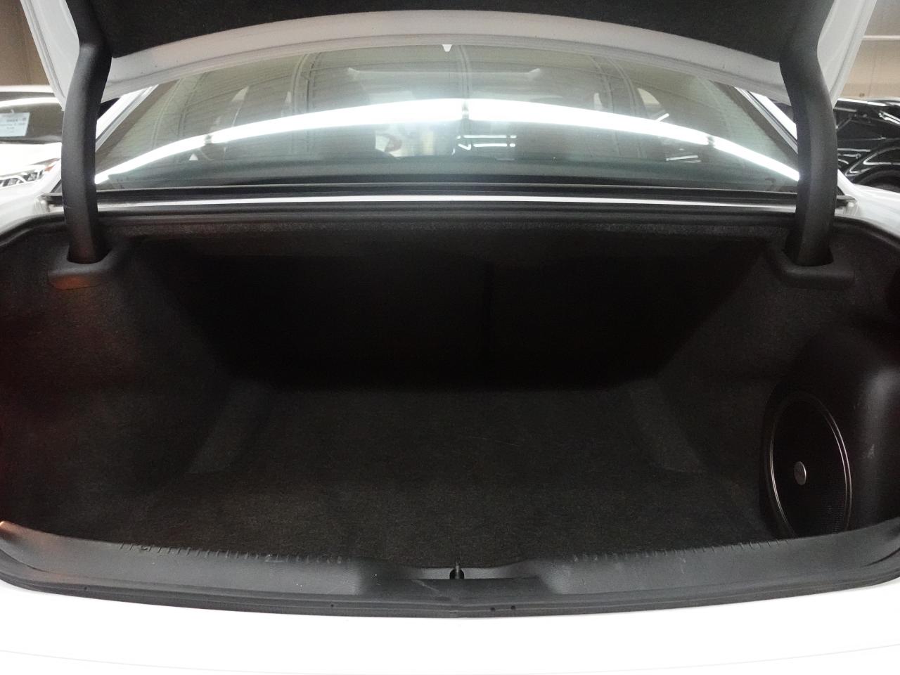 2023 Chrysler 300 TOURING L | AWD | Nav | Leather | Pano roof | BSM Photo