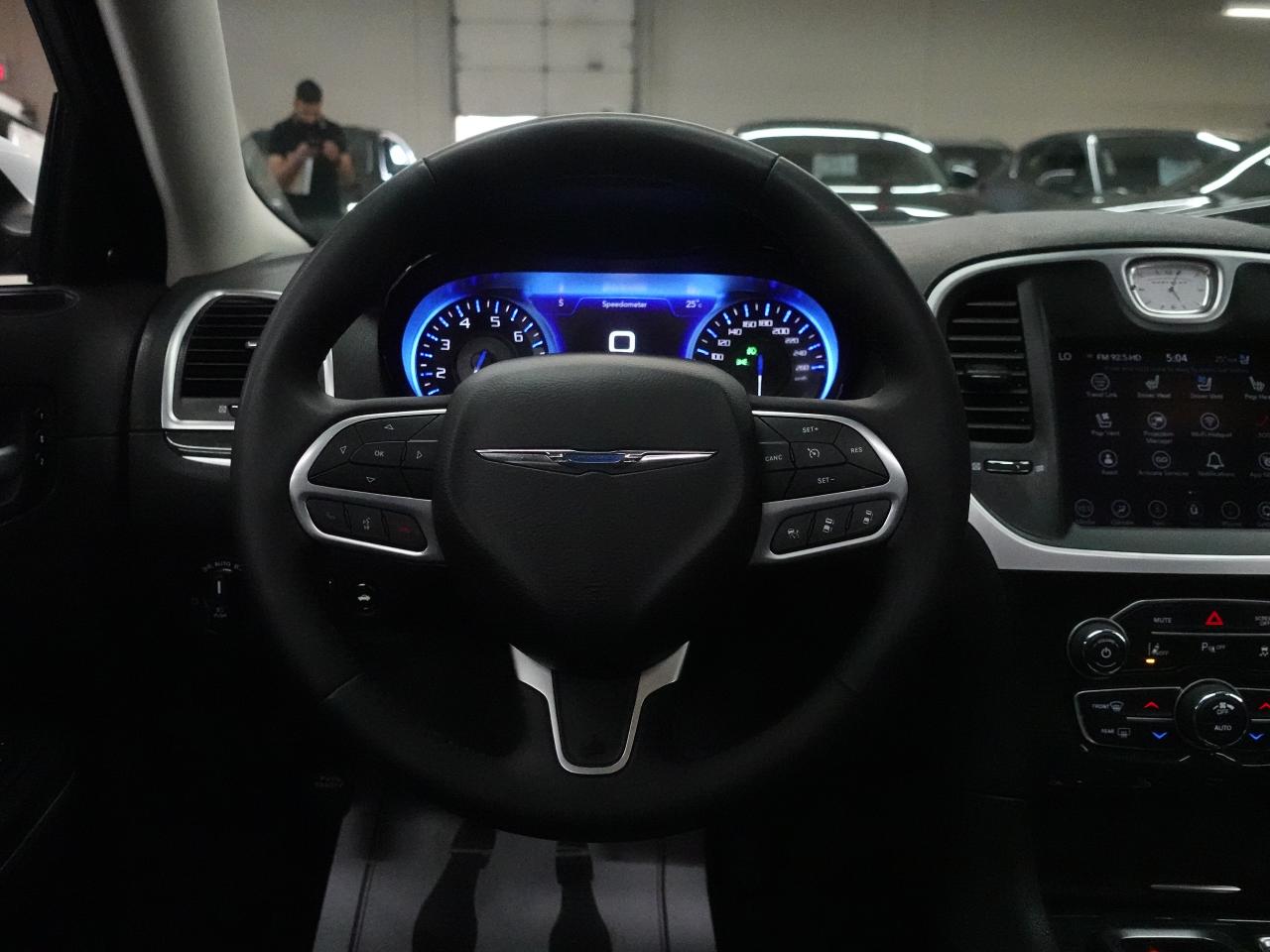 2023 Chrysler 300 TOURING L | AWD | Nav | Leather | Pano roof | BSM
