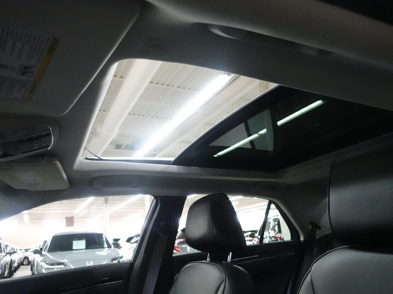 2023 Chrysler 300 TOURING L | AWD | Nav | Leather | Pano roof | BSM