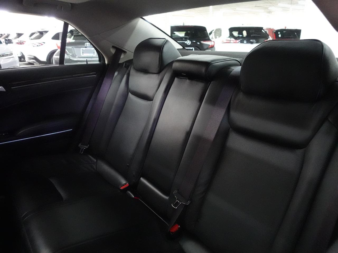 2023 Chrysler 300 TOURING L | AWD | Nav | Leather | Pano roof | BSM