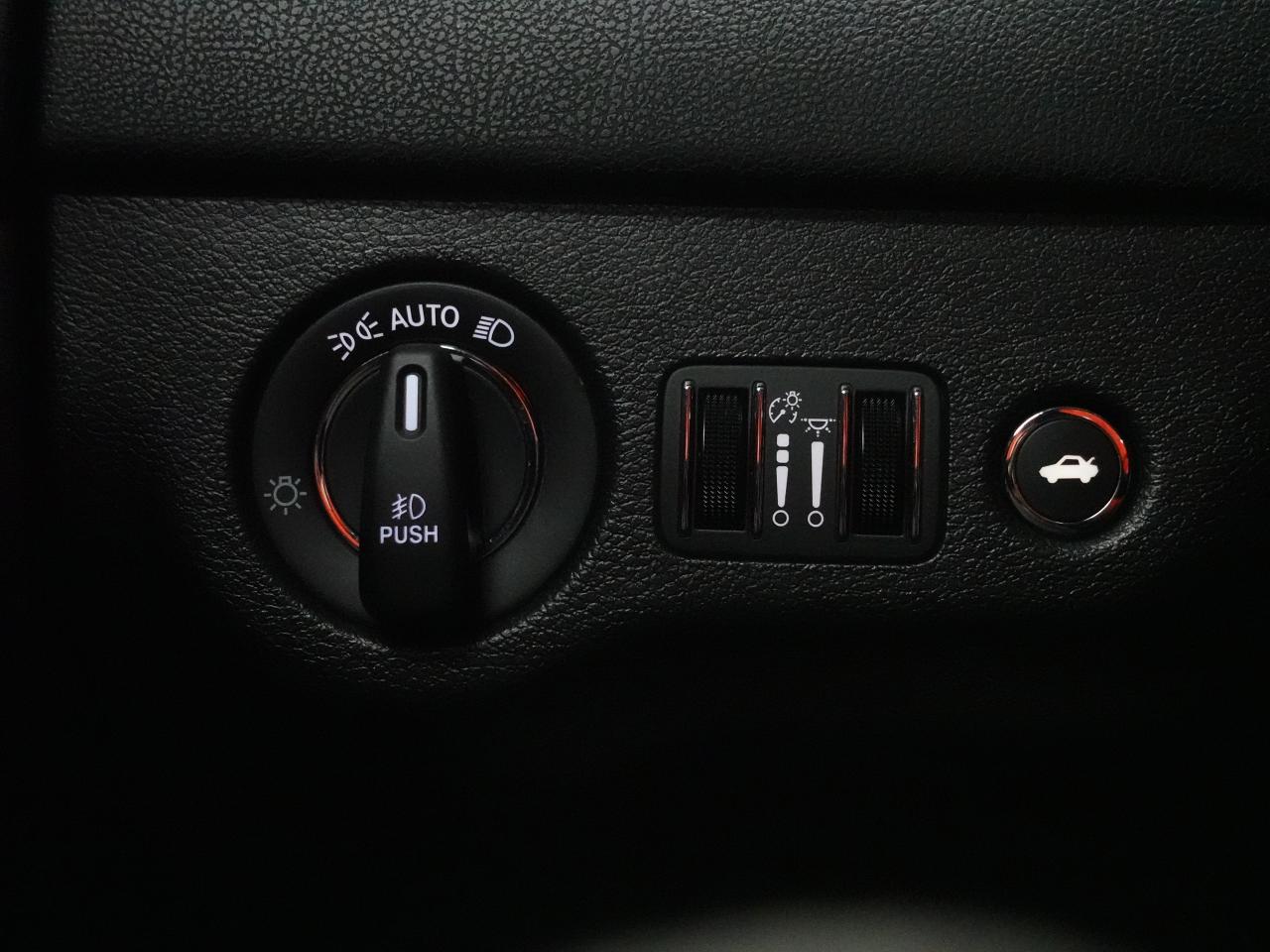 2023 Chrysler 300 TOURING L | AWD | Nav | Leather | Pano roof | BSM