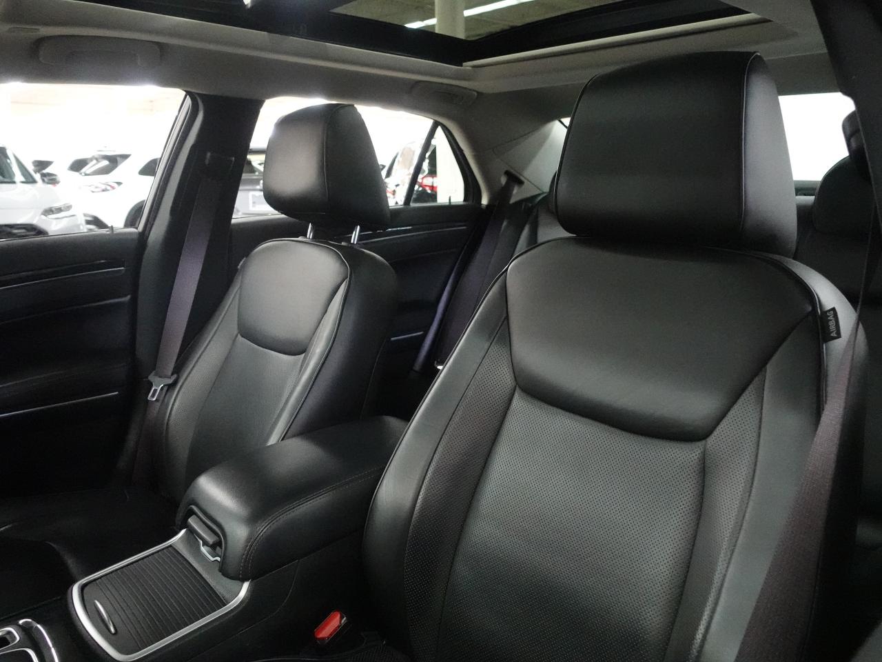 2023 Chrysler 300 TOURING L | AWD | Nav | Leather | Pano roof | BSM