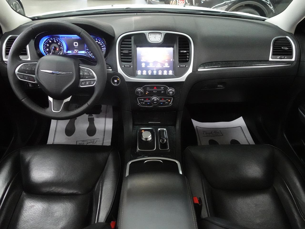 2023 Chrysler 300 TOURING L | AWD | Nav | Leather | Pano roof | BSM