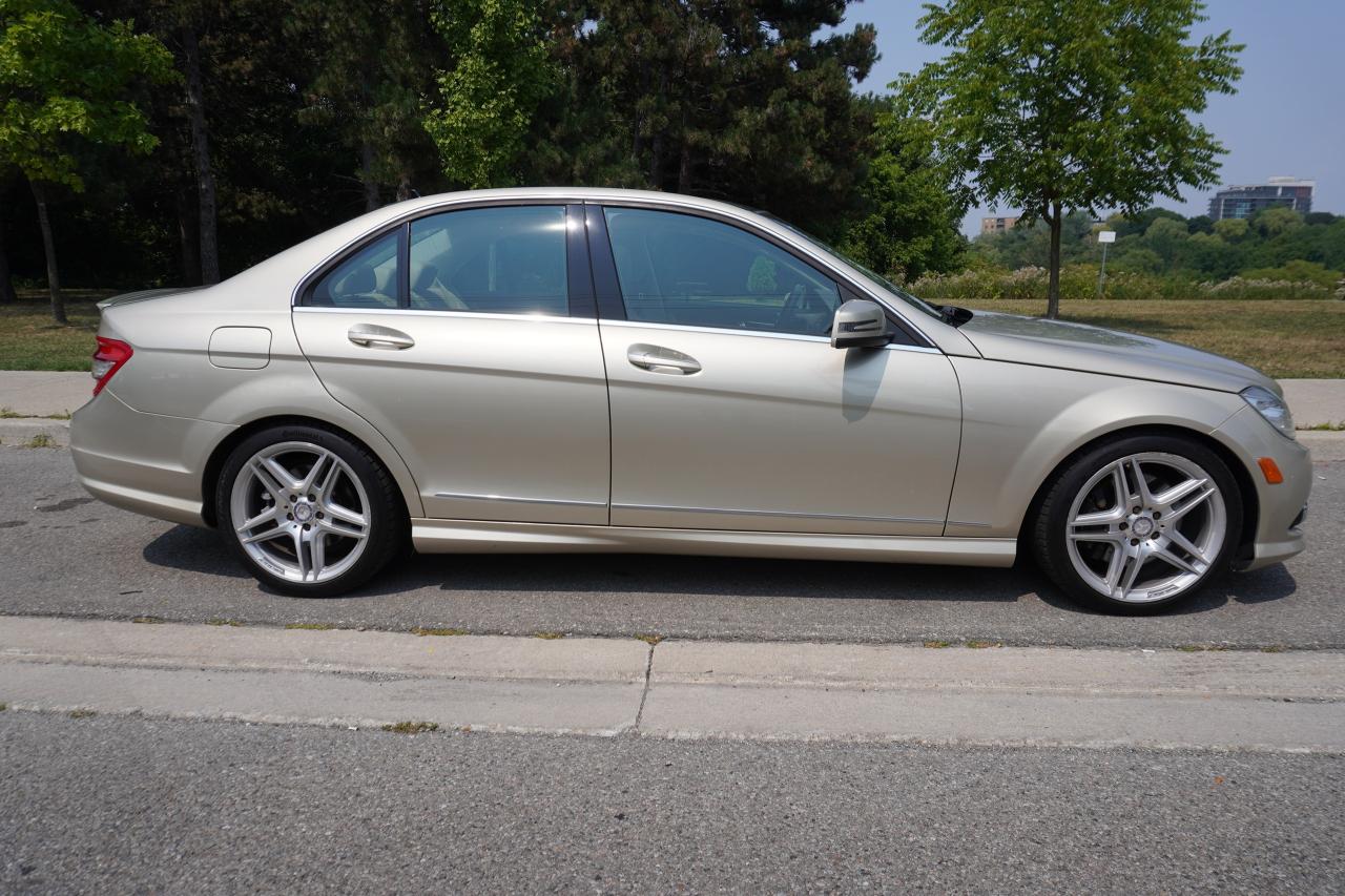 2010 Mercedes-Benz C-Class C350 4MATIC / NAVIGATION/ PANOROOF/ STUNNING COMBO Photo4