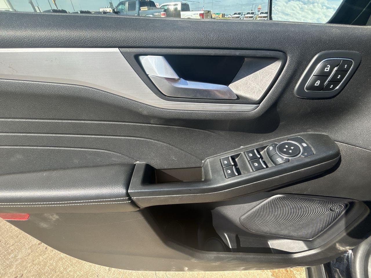 2023 Ford Escape Platinum AWD Photo5