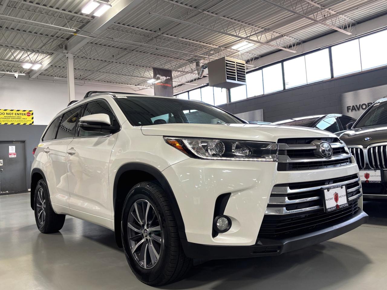 2018 Toyota Highlander XLE AWD|NAV|8PASSENGER|LEATHER|SUNROOF|ALLOYS|+++ - Photo #2