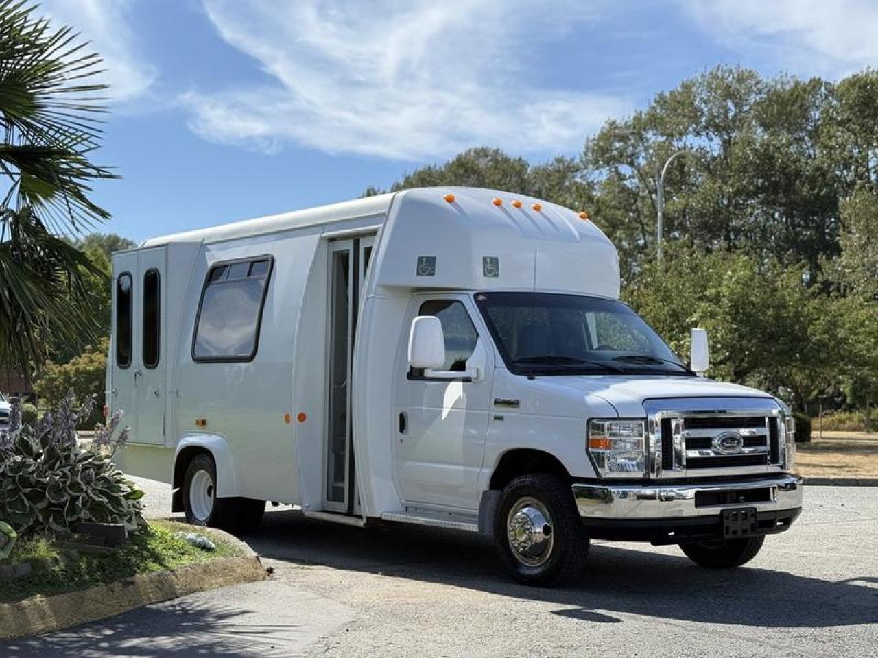 Used 2013 Ford Econoline E-350 Super Duty 13-Passenger Wheelchair Lift Bus for sale in Burnaby, BC