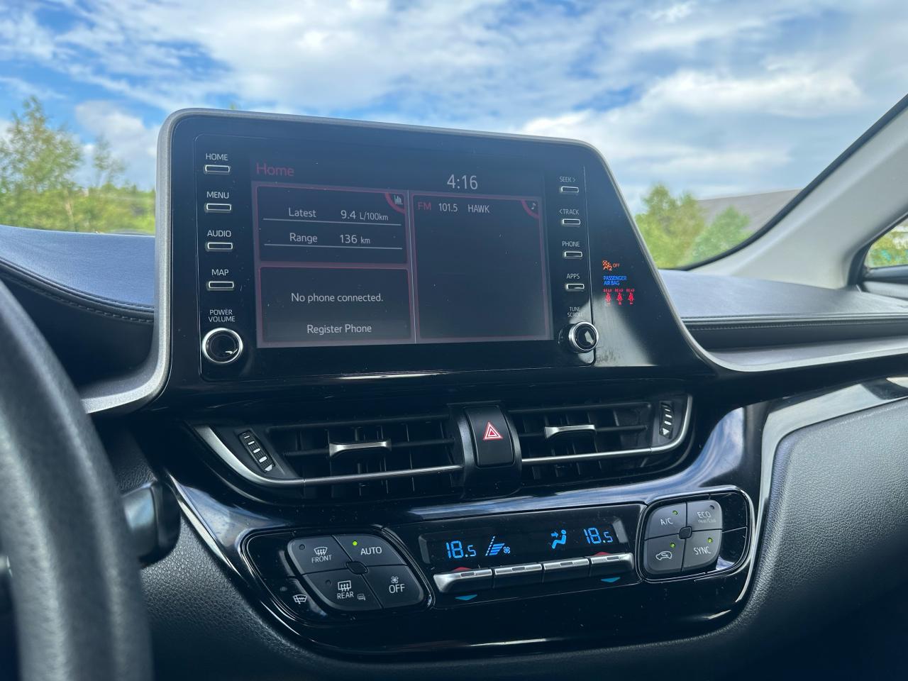 2022 Toyota C-HR LE Photo