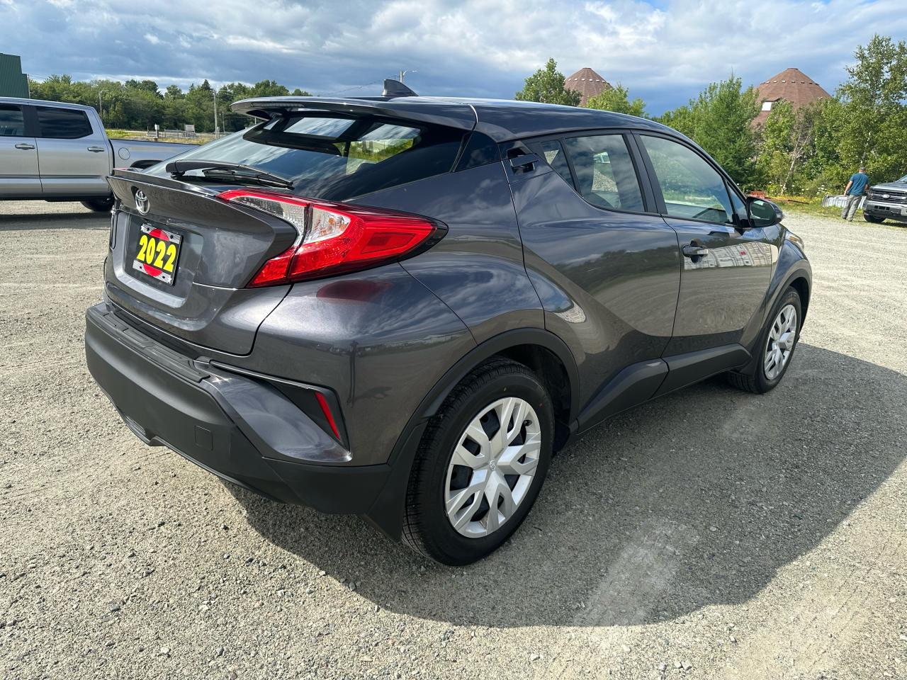 2022 Toyota C-HR LE Photo4