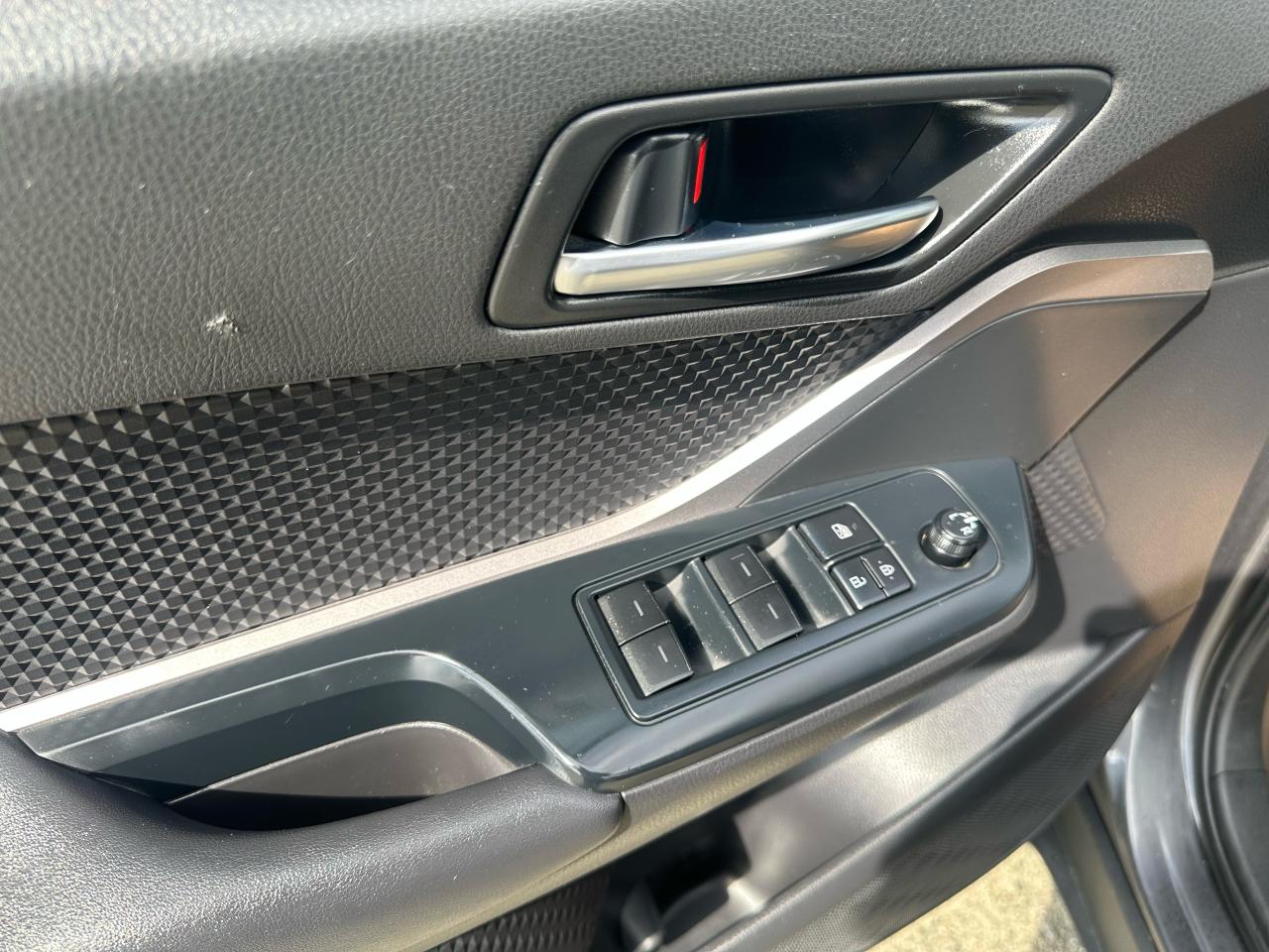 2022 Toyota C-HR LE Photo