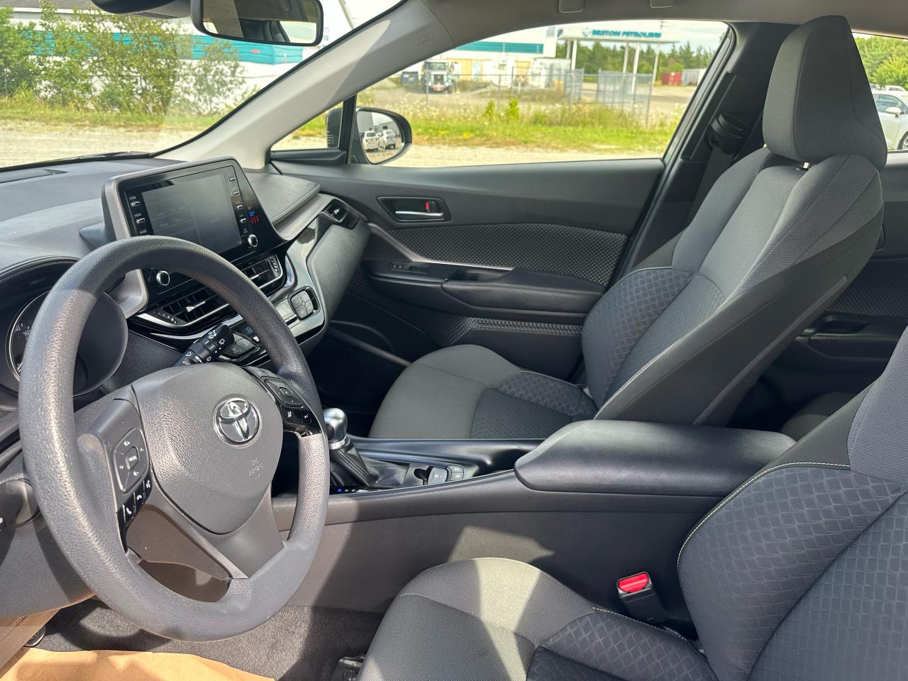2022 Toyota C-HR LE Photo