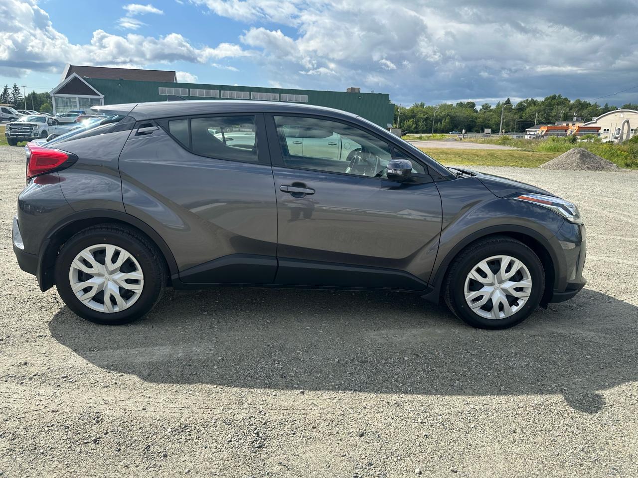 2022 Toyota C-HR LE Photo3