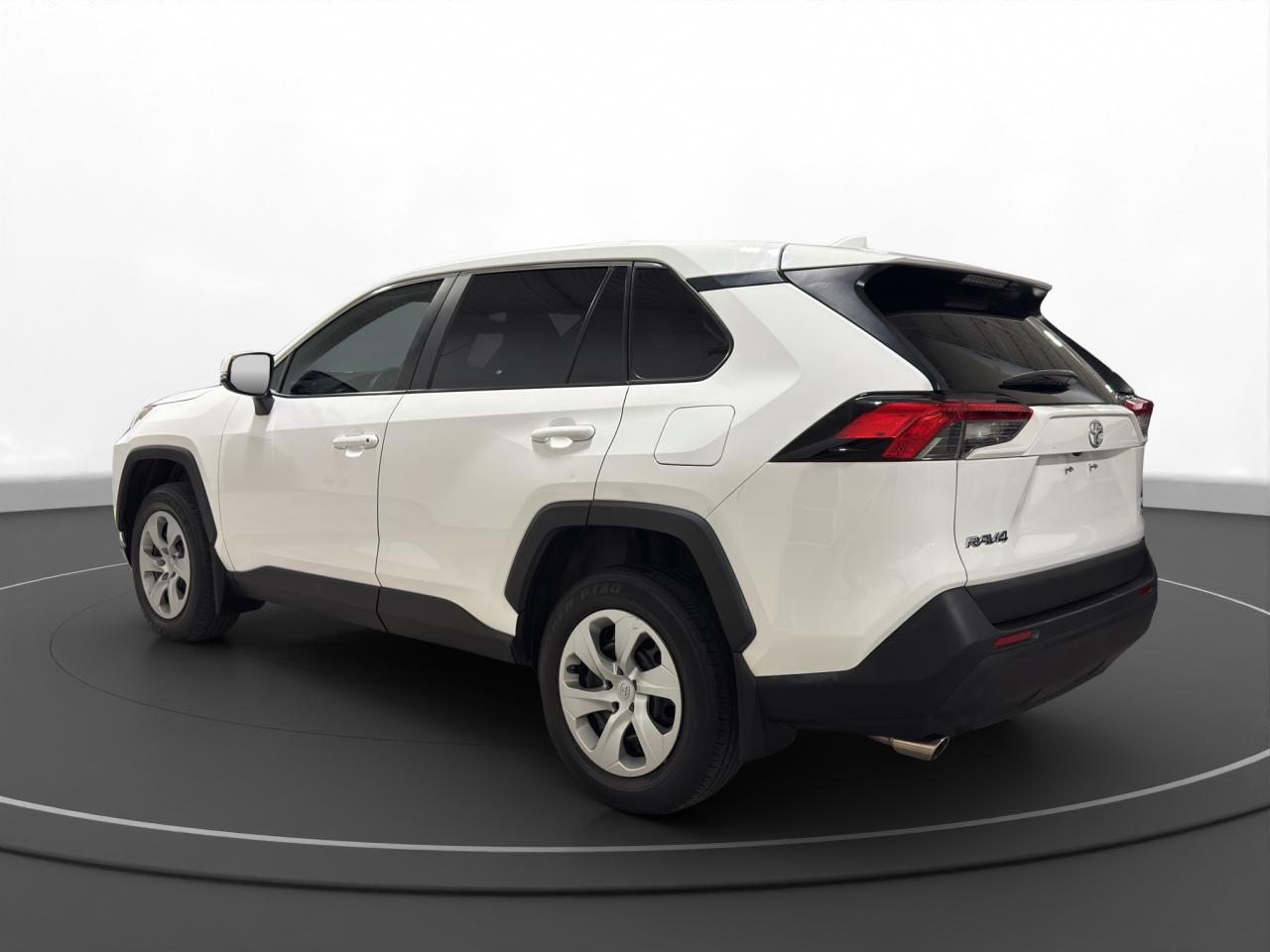 2022 Toyota RAV4 LE | AWD Photo4