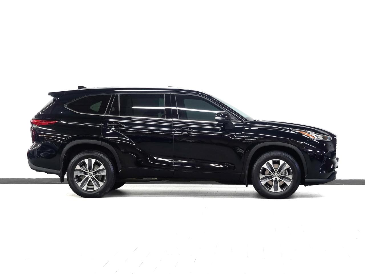 2021 Toyota Highlander XLE | AWD | Leather | Sunroof | BSM | CarPlay