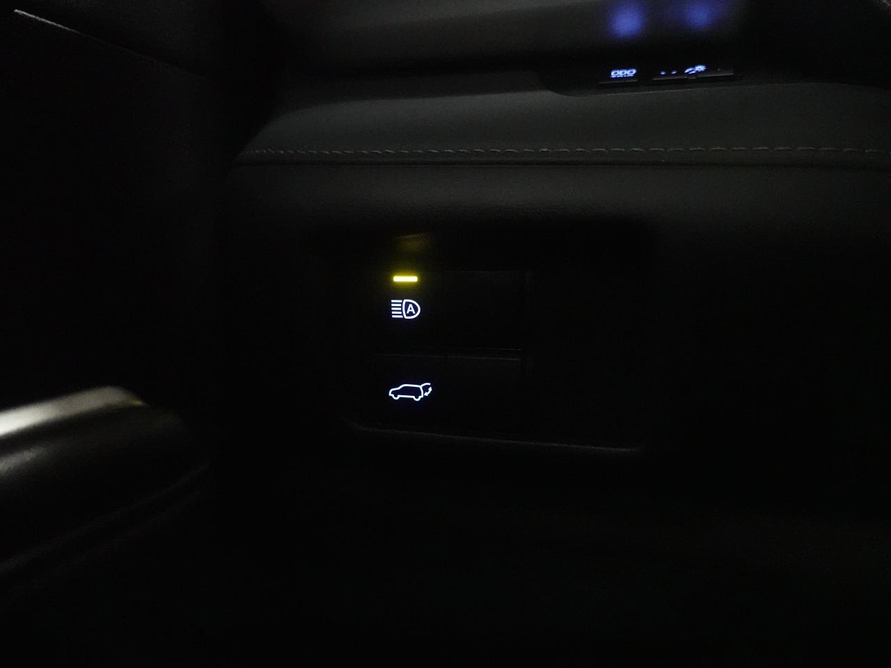2021 Toyota Highlander XLE | AWD | Leather | Sunroof | BSM | CarPlay