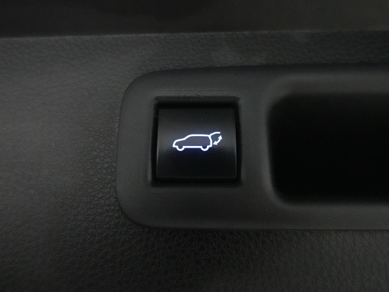 2021 Toyota Highlander XLE | AWD | Leather | Sunroof | BSM | CarPlay