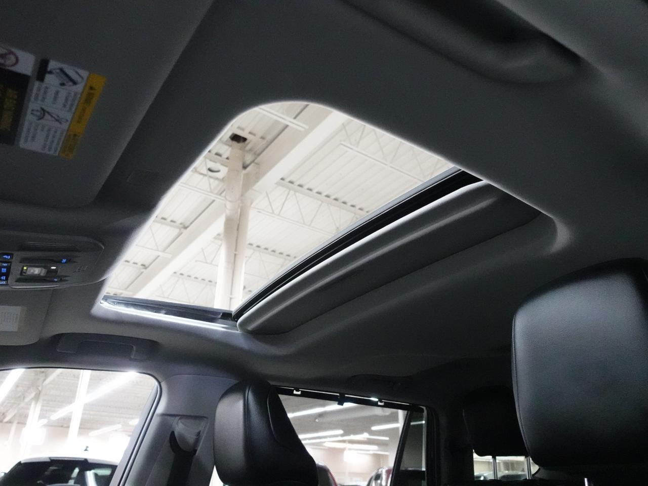 2021 Toyota Highlander XLE | AWD | Leather | Sunroof | BSM | CarPlay
