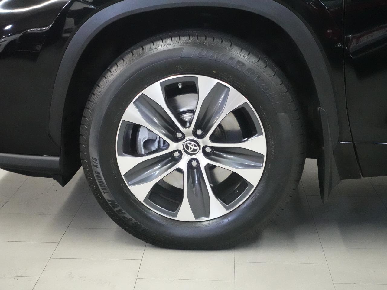 2021 Toyota Highlander XLE | AWD | Leather | Sunroof | BSM | CarPlay