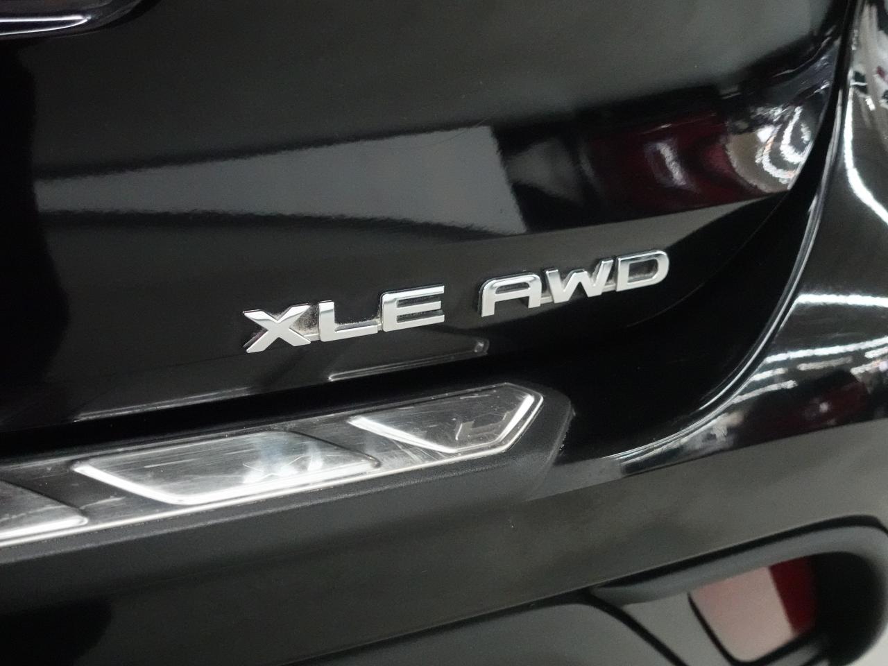 2021 Toyota Highlander XLE | AWD | Leather | Sunroof | BSM | CarPlay