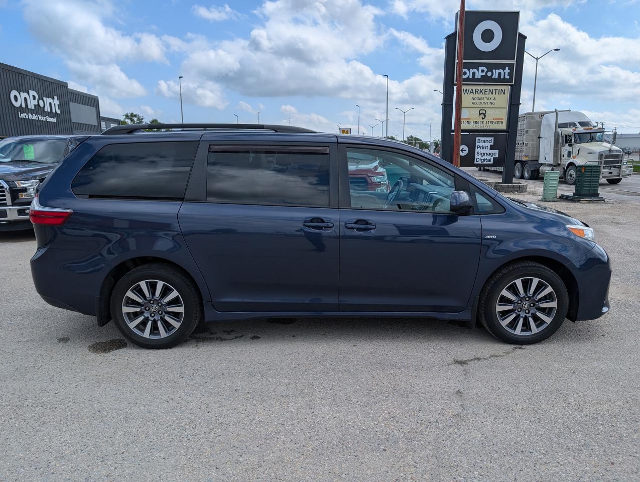 2020 Toyota Sienna LE AWD | One Owner | Power sliding doors - Photo #3