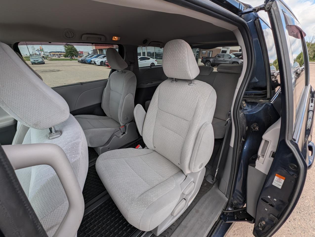 2020 Toyota Sienna LE AWD | One Owner | Power sliding doors - Photo #8