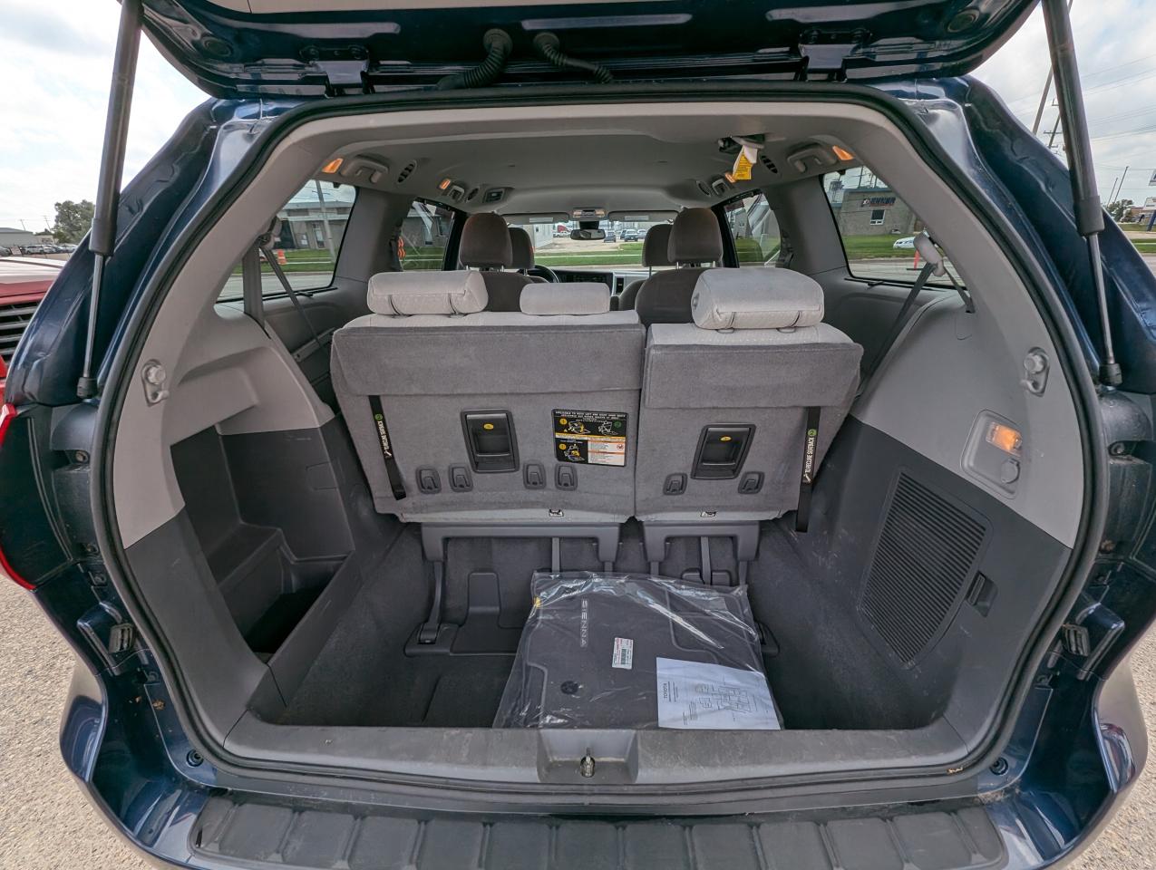 2020 Toyota Sienna LE AWD | One Owner | Power sliding doors - Photo #5
