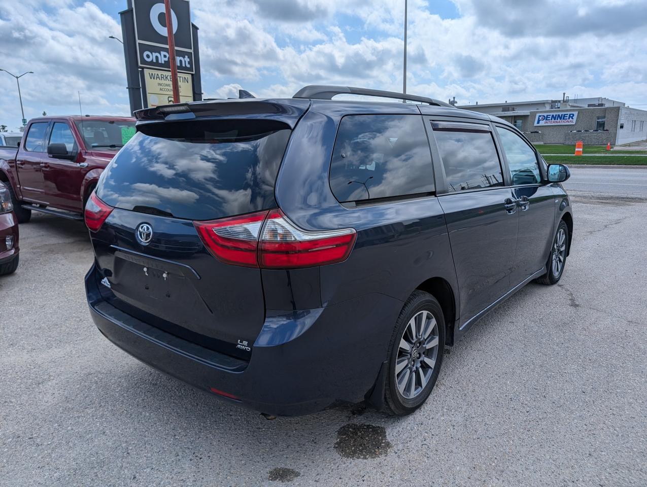 2020 Toyota Sienna LE AWD | One Owner | Power sliding doors - Photo #4