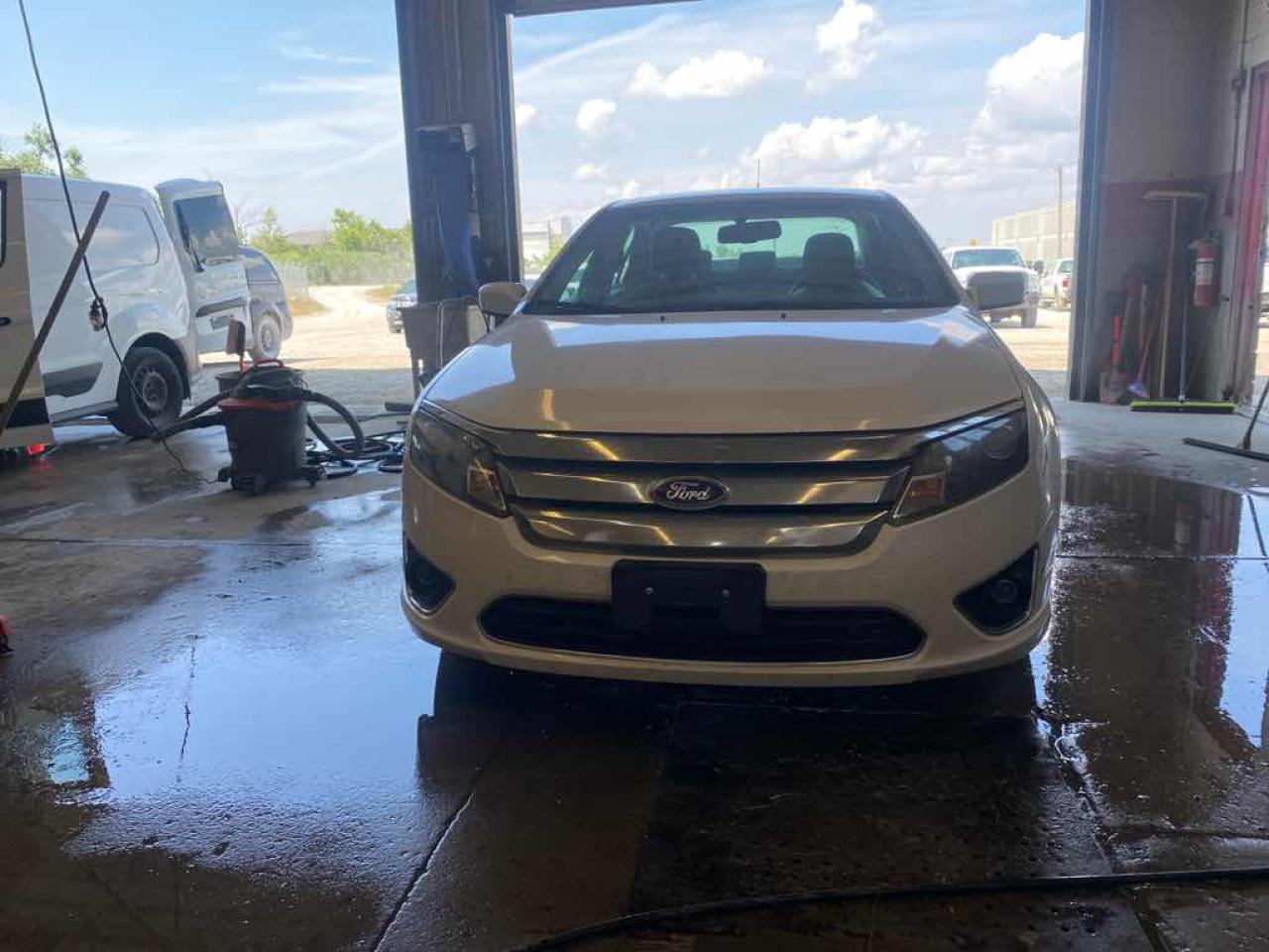 2010 Ford Fusion HYBRID - Photo #2