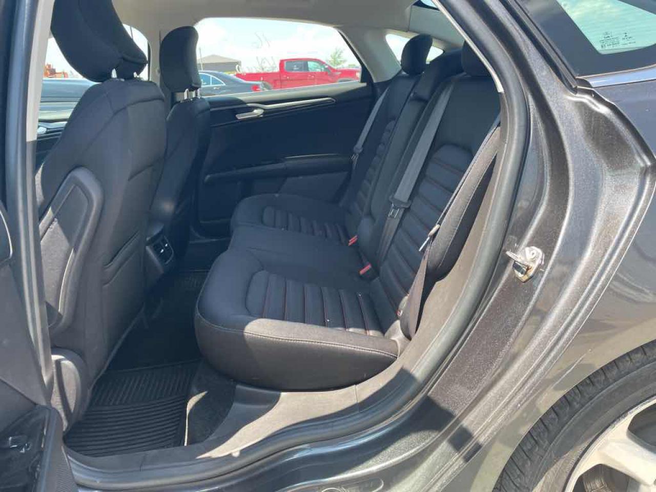 2016 Ford Fusion SE - Photo #12