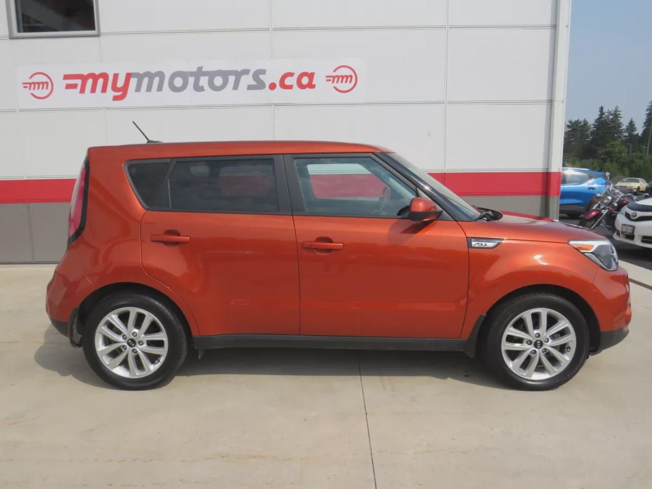 2018 Kia Soul EX+ (**VERY LOW KM!!**CLEAN TITLE/NO ACCIDENTS!!**SAFETY/CERTIFIED!!**ALLOY RIMS**LEATHER WRAPPED STEERING WHEEL**DIGITAL TOUCHSCREEN**HEATED SEATS/STEERING WHEEL**REVERSE CAMERA**TRACTION CONTROL**BLUETOOTH**CRUISE CONTROL**) Photo