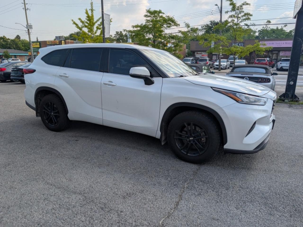 2022 Toyota Highlander LE  **ADAP CC - BLIND SPOT** Photo
