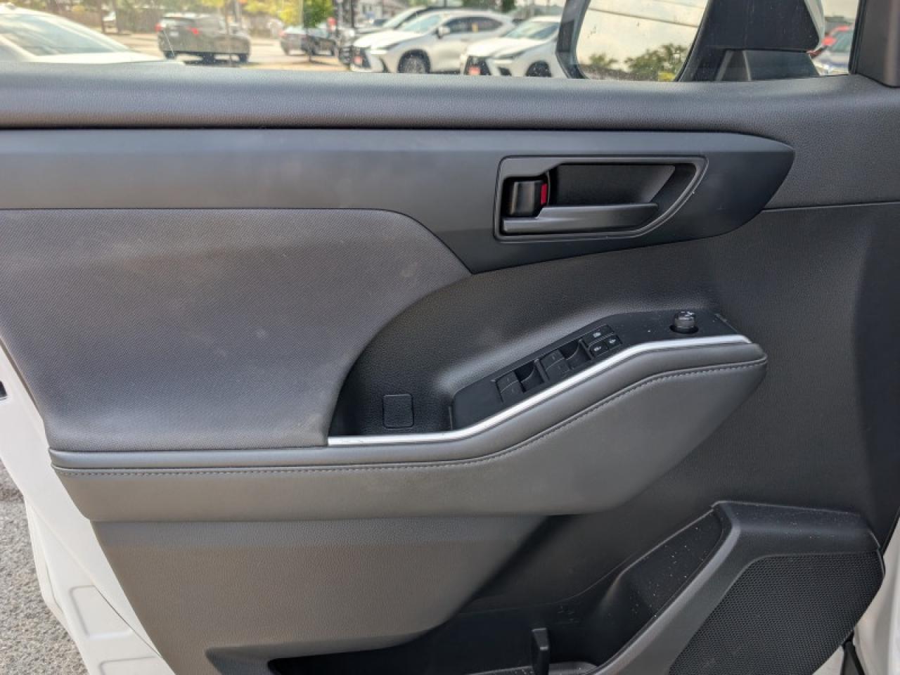 2022 Toyota Highlander LE  **ADAP CC - BLIND SPOT** Photo
