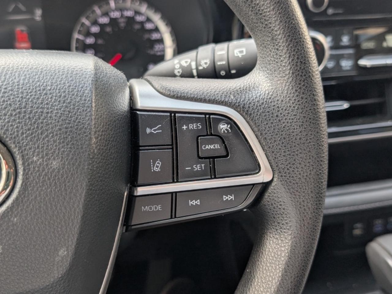 2022 Toyota Highlander LE  **ADAP CC - BLIND SPOT** Photo