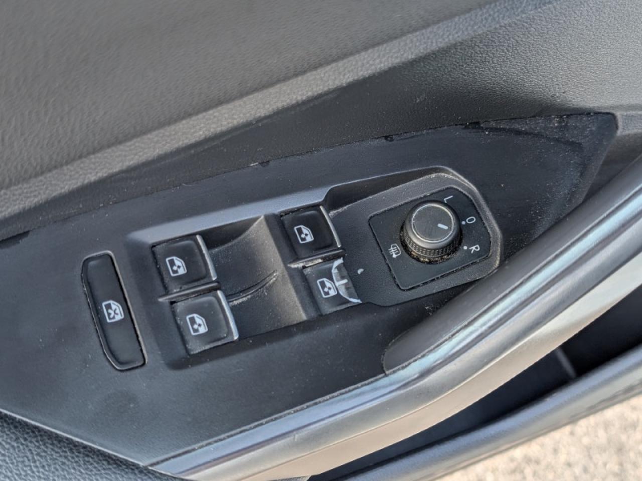 2021 Volkswagen Jetta Highline  **LEATHER - BLIND SPOT** Photo