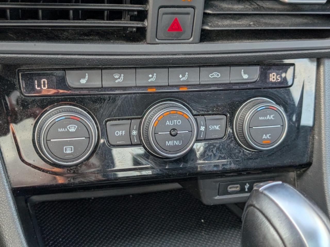 2021 Volkswagen Jetta Highline  **LEATHER - BLIND SPOT** Photo