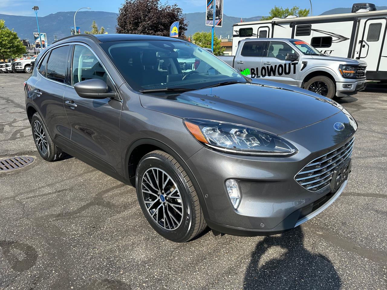 2022 Ford Escape Titanium Plug-In Hybrid Photo2