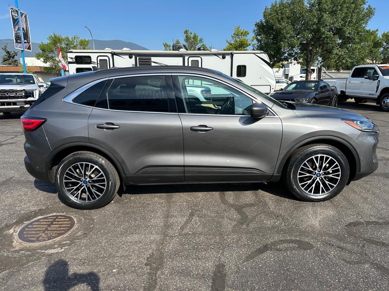 2022 Ford Escape Titanium Plug-In Hybrid Photo3