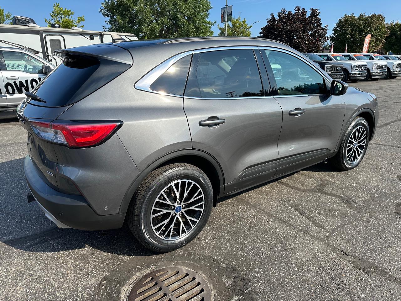 2022 Ford Escape Titanium Plug-In Hybrid Photo4