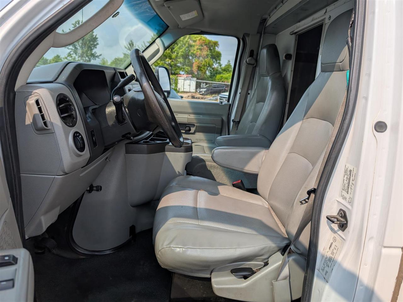 2014 Ford E450 16 FT CARGO - RAMP - LEATHER