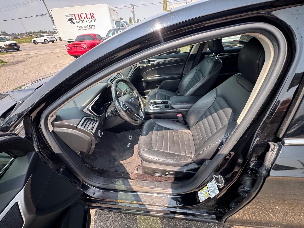 2017 Ford Fusion SE, LEATHER, SUNROOF, ALLOYS, 4 CYL, LOADED, CERT - Photo #11