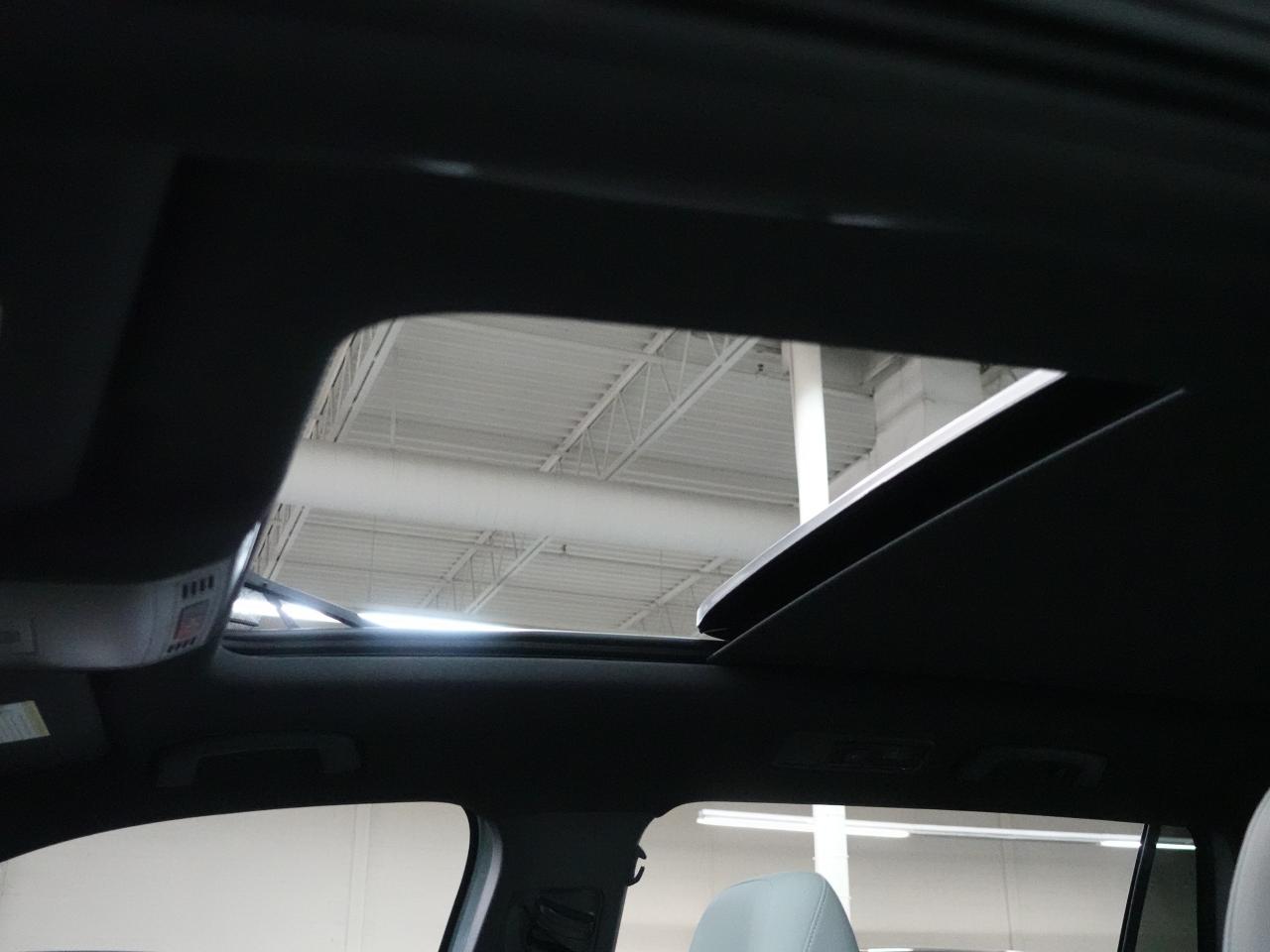 2022 Volkswagen Tiguan HIGHLINE R-LINE | AWD | Nav | Pano roof | CarPlay Photo