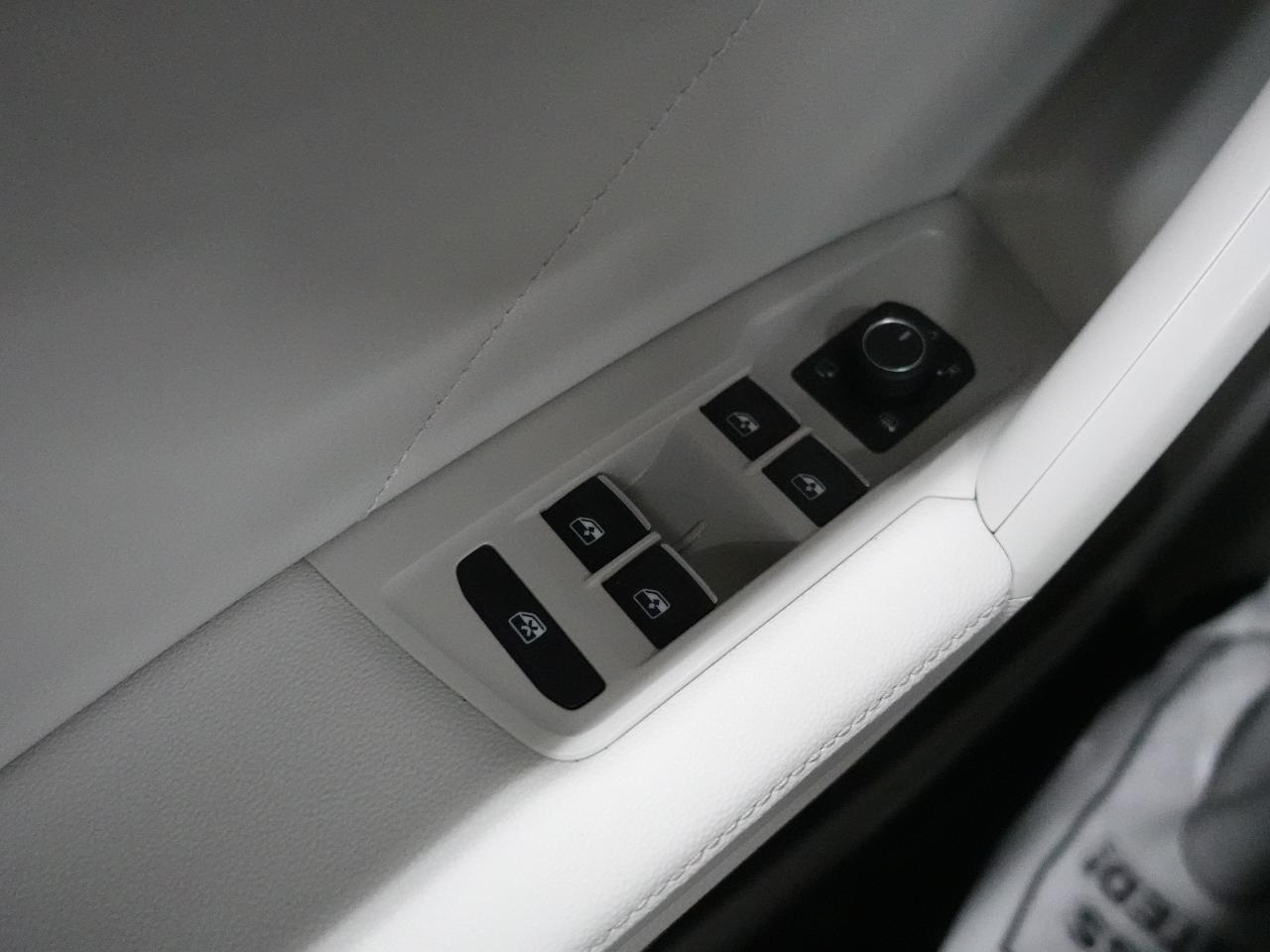 2022 Volkswagen Tiguan R-LINE | AWD | Nav | Leather | Pano roof | CarPlay