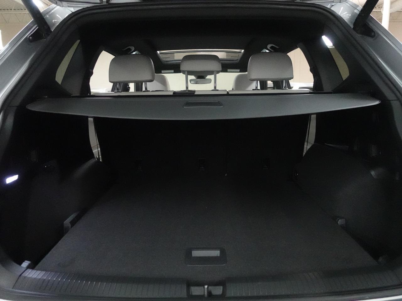 2022 Volkswagen Tiguan R-LINE | AWD | Nav | Leather | Pano roof | CarPlay