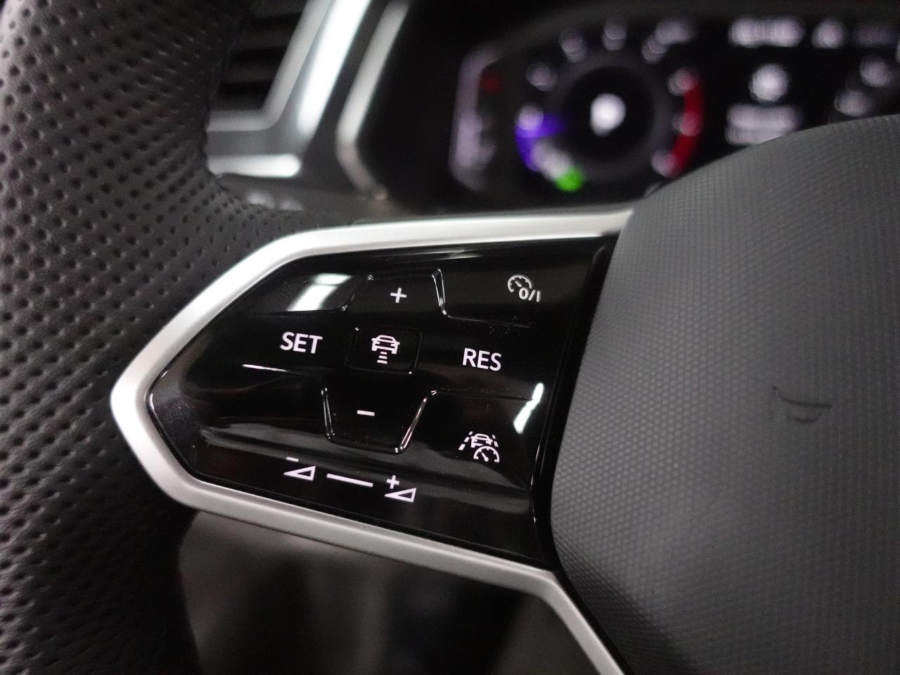 2022 Volkswagen Tiguan R-LINE | AWD | Nav | Leather | Pano roof | CarPlay