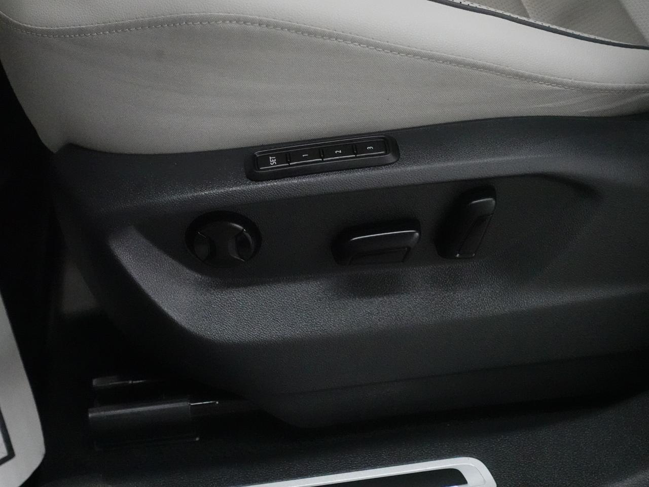 2022 Volkswagen Tiguan HIGHLINE R-LINE | AWD | Nav | Pano roof | CarPlay Photo