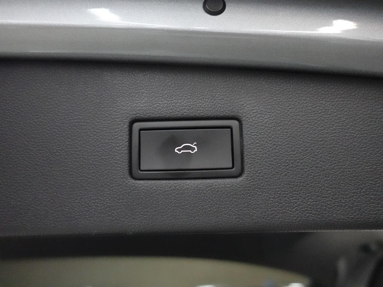 2022 Volkswagen Tiguan HIGHLINE R-LINE | AWD | Nav | Pano roof | CarPlay Photo