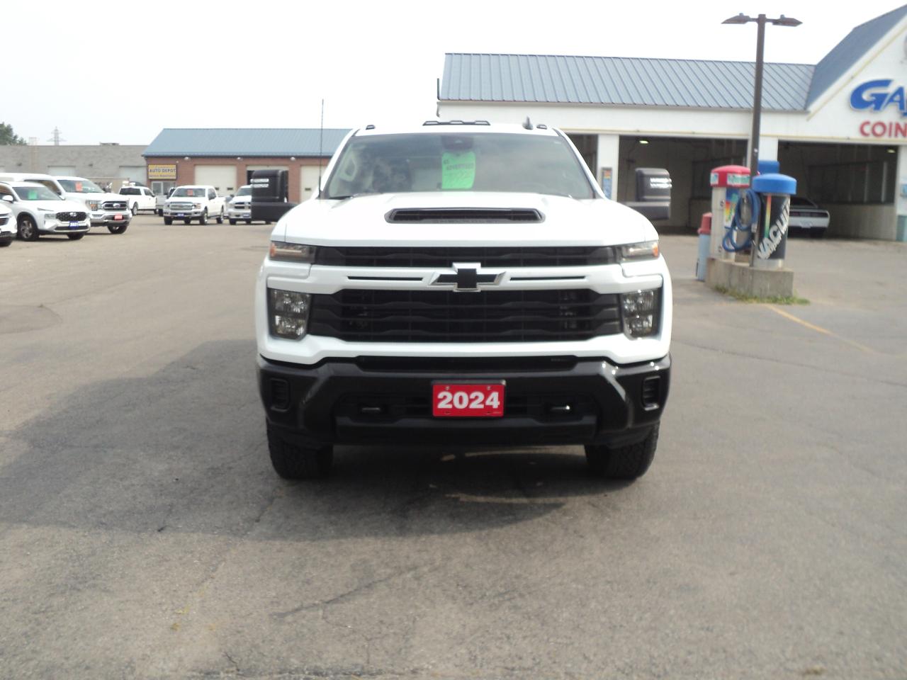 2024 Chevrolet Silverado 2500 Custom CrewCab4WD 6.6L8cylDuramaxDiesel 6'10"Box Photo2