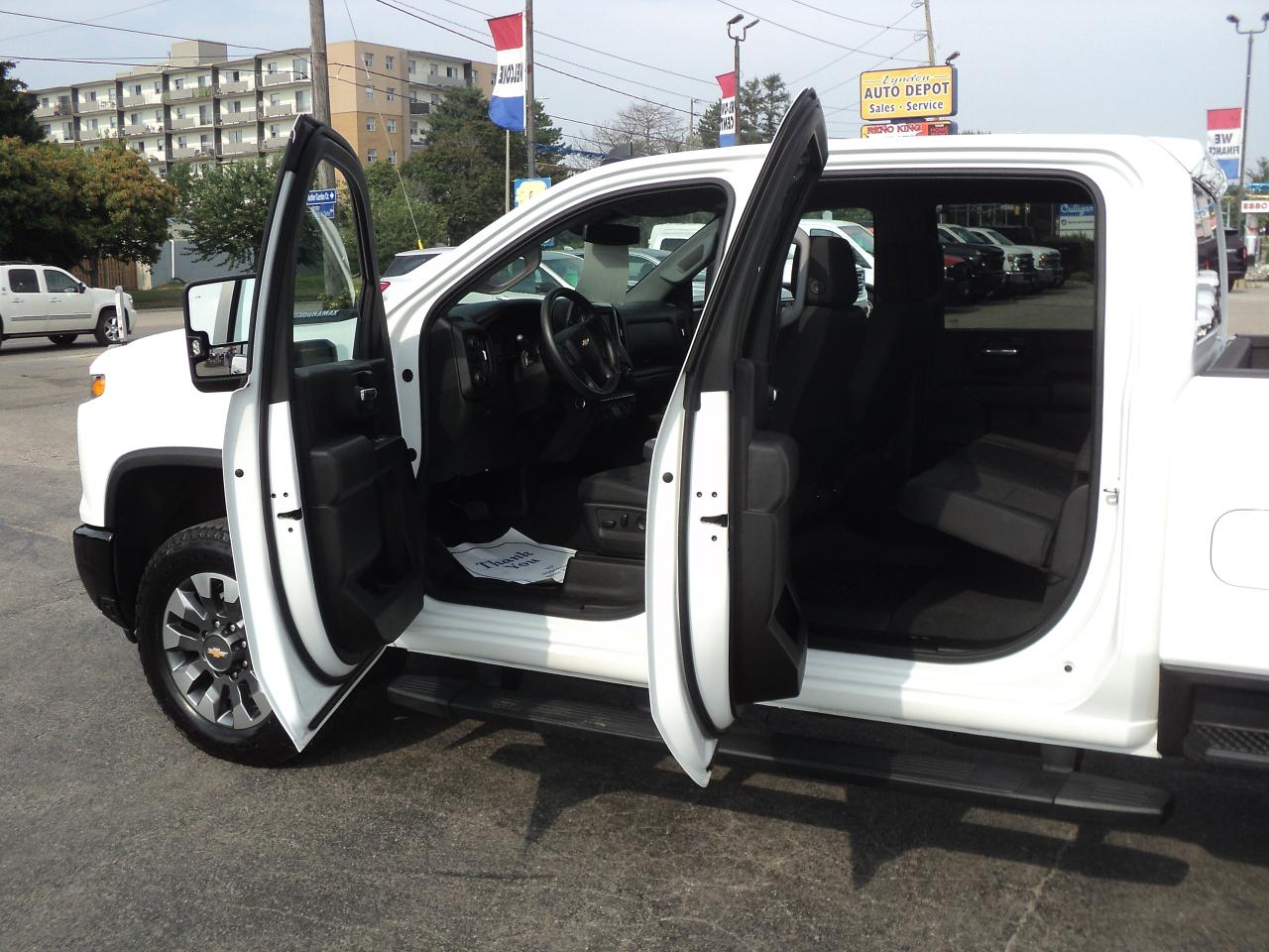 2024 Chevrolet Silverado 2500 Custom CrewCab4WD 6.6L8cylDuramaxDiesel 6'10"Box - Photo #9