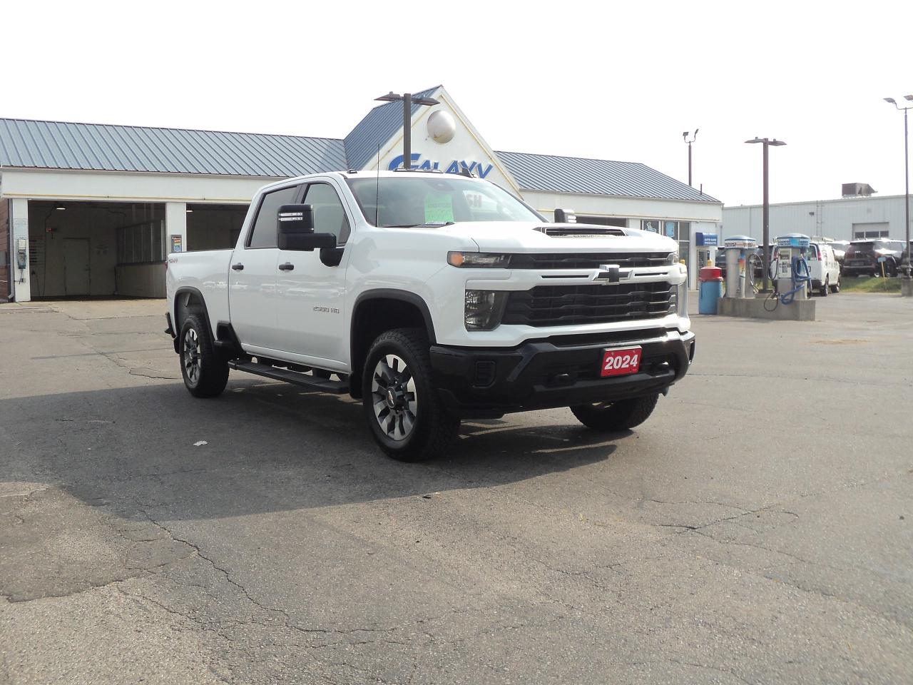 2024 Chevrolet Silverado 2500 Custom CrewCab4WD 6.6L8cylDuramaxDiesel 6'10"Box Photo3
